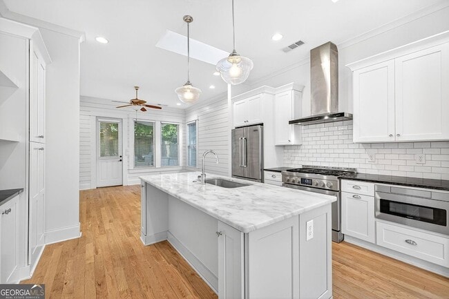 Building Photo - 523 Irwin St NE