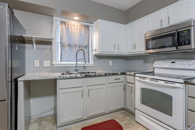 Building Photo - Must See Updated Bellevue Home!!
