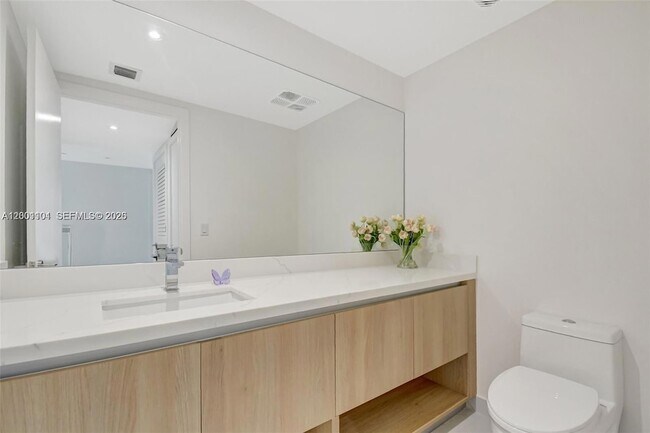 Building Photo - 9901 W Bay Harbor Dr