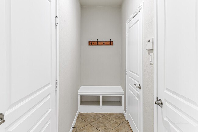 Building Photo - 4834 Oak Rambling Dr