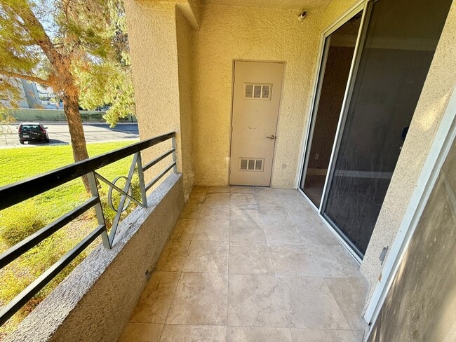 Building Photo - Meridian 2 BDR /2 BATH Luxury Condo - RESO...