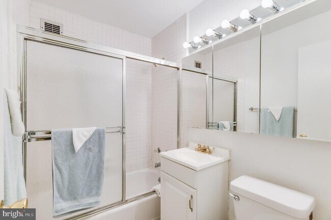 Building Photo - 1111 Arlington Blvd