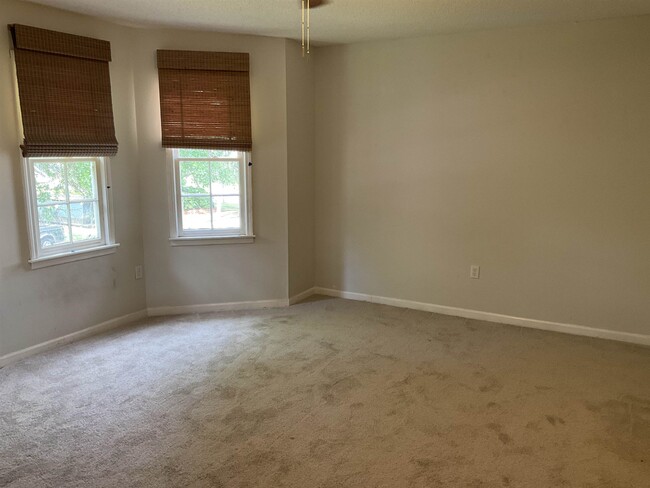 Building Photo - 329 Oakleigh Dr