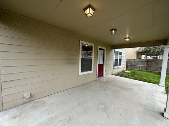 Building Photo - 2111 Red Rock Xing
