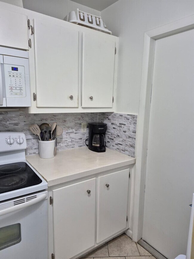 Building Photo - 560 SE 2nd Ave