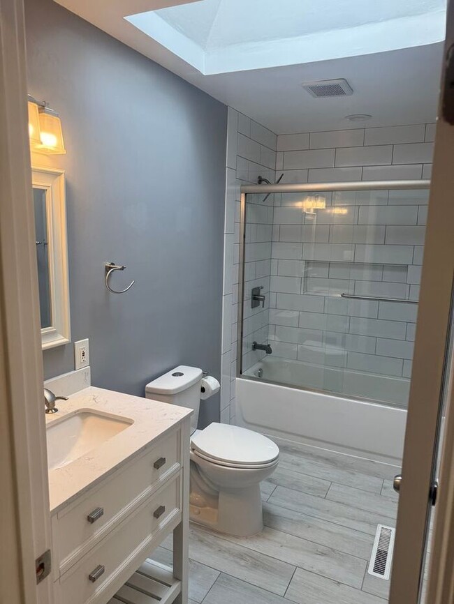 Building Photo - Charming 3 bedroom 2 bath home