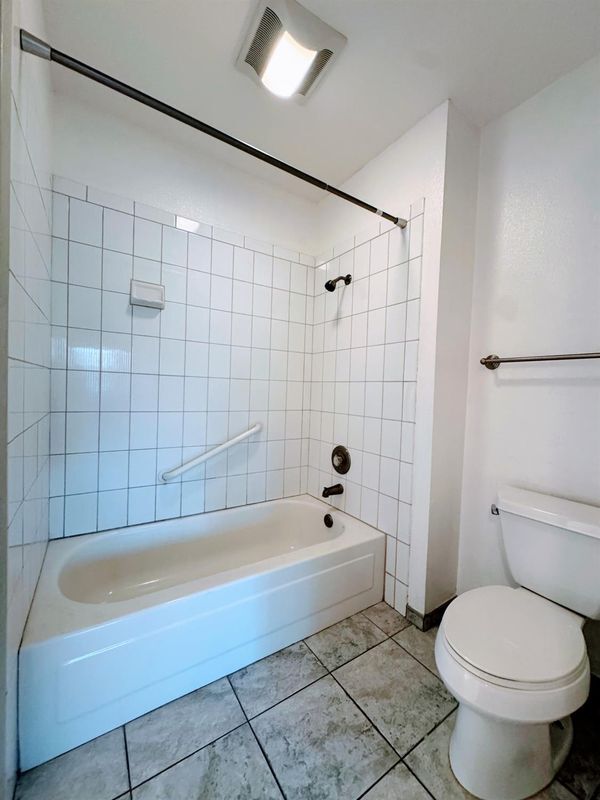 Building Photo - 2224 Woodside Ln