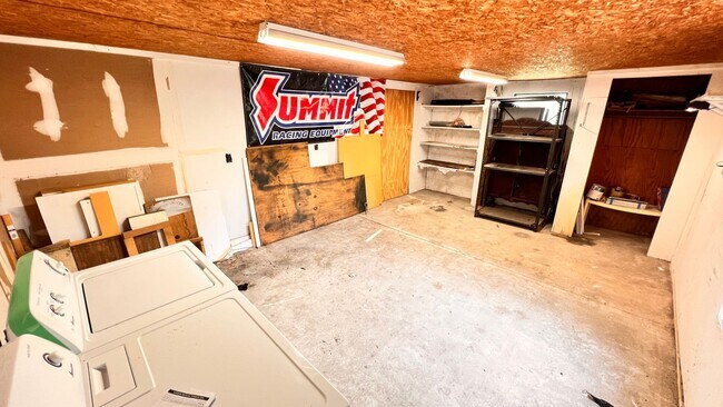 Building Photo - Modern Comfort Meets Prime Location – Spac...