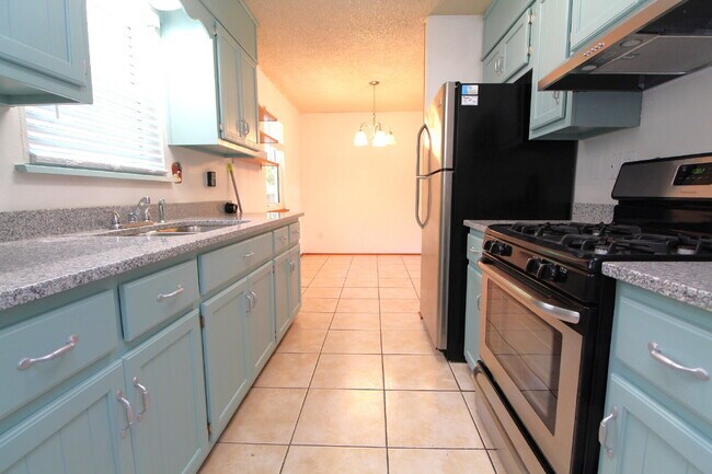 Building Photo - 3/2 with Updated Kitchen & Solar – Minutes...