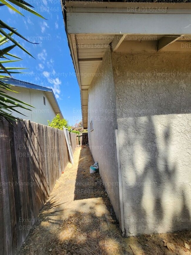 Building Photo - 3 Bedroom 2 Bath Great Location