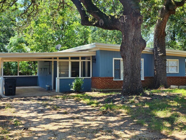 Building Photo - 522 E Davilla Ave