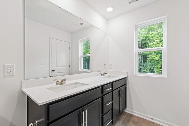 Building Photo - Modern 3-Bedroom Townhome Near Downtown Du...