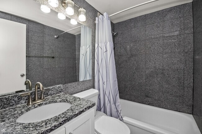 Building Photo - 4343 N Clarendon Ave