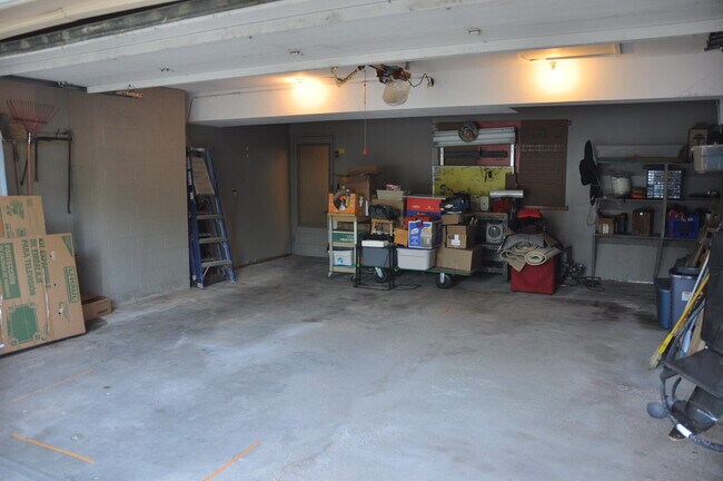 Building Photo - 836 S 131st St