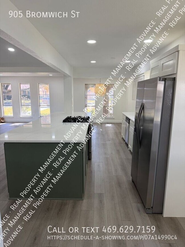 Building Photo - 905 Bromwich St