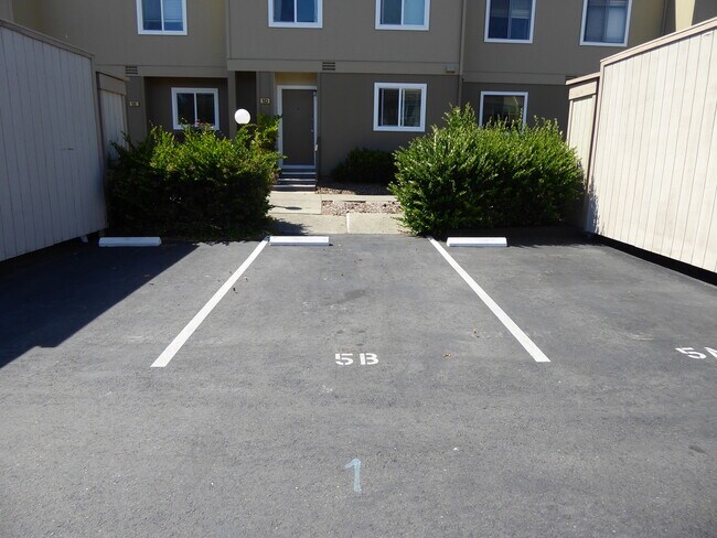 Building Photo - 5 Oak Crest Ct