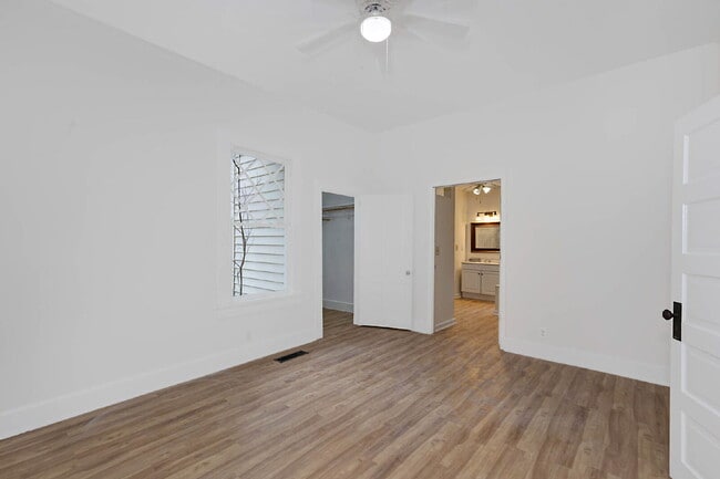 Building Photo - Stunning Renovated 4-Bedroom Home in Lakebottom with Screened Porch & Prime Location Near Fort Mo...