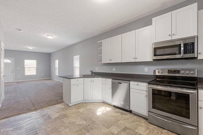 Building Photo - COMING SOOON!!!  2 bed 2 bath