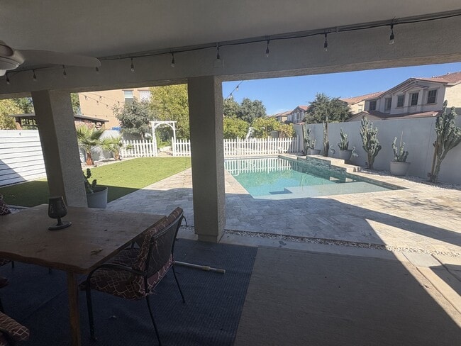 Building Photo - 1180 E Saddleback Pl