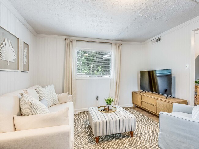 Building Photo - DeLesseps Furnished Apartment