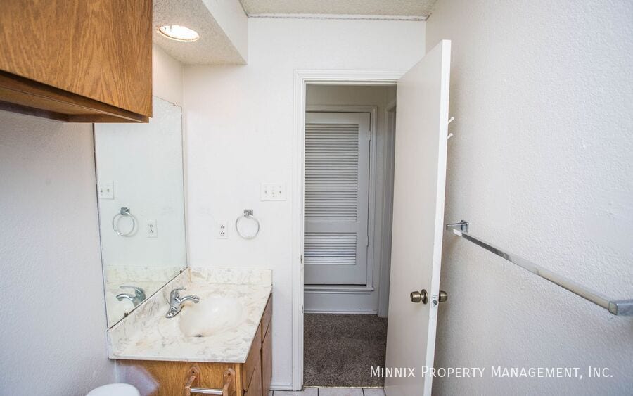 Building Photo - 8208 Vernon Ave