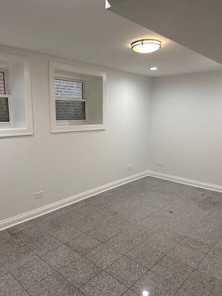 Building Photo - 2217 W Giddings St