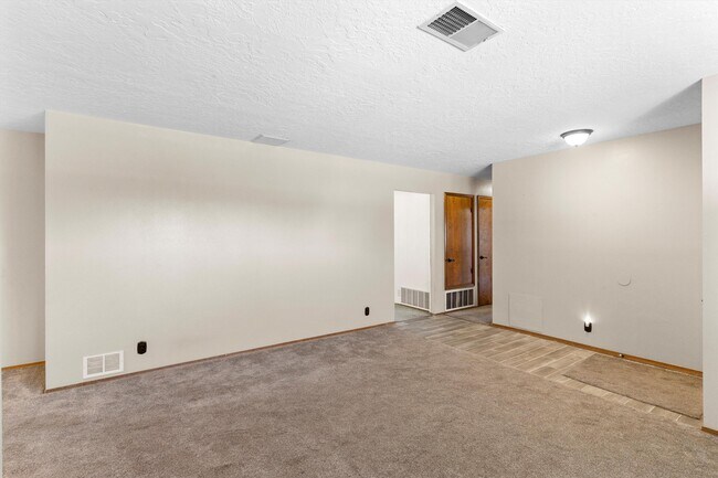 Building Photo - 5400 Dee Dr NE