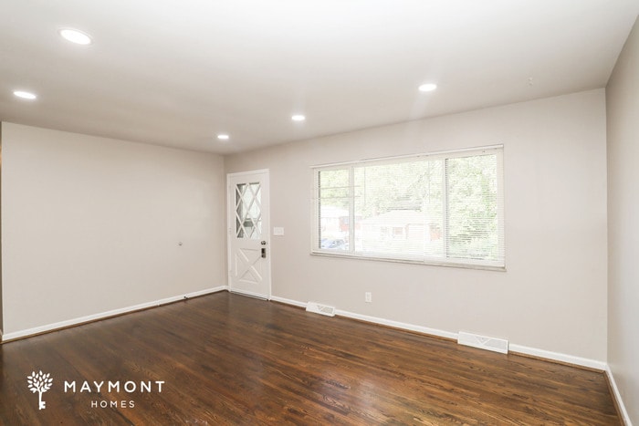 Building Photo - 3667 Lakewood Dr