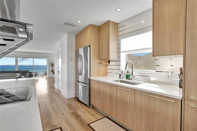 Building Photo - 1194 Hillsboro Mile Unit 1