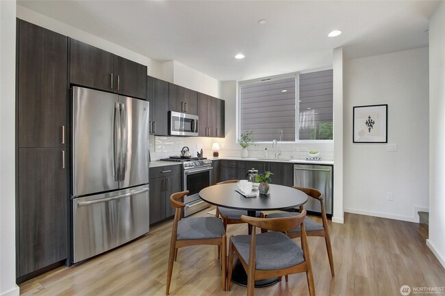 Building Photo - 2Bd/2Ba Seattle Townhouse