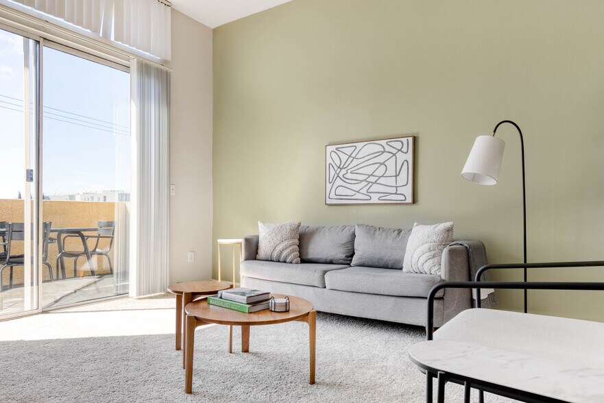 Primary Photo - 1561 S Barrington Ave