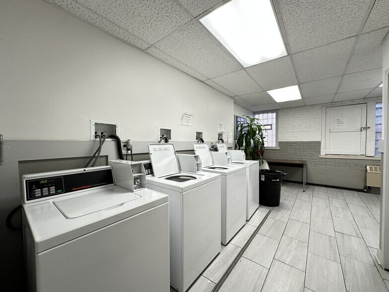 Building Photo - 4027 N Kenmore Ave