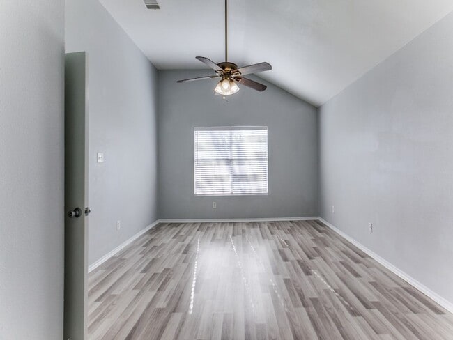 Building Photo - 1305 Greenbriar Ln