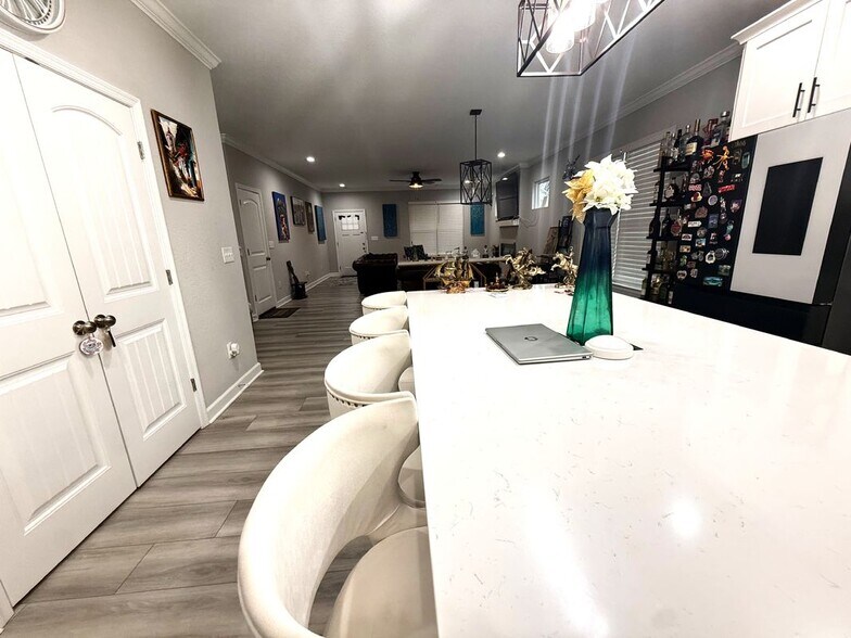 Building Photo - 1614 Hawthorne Dr