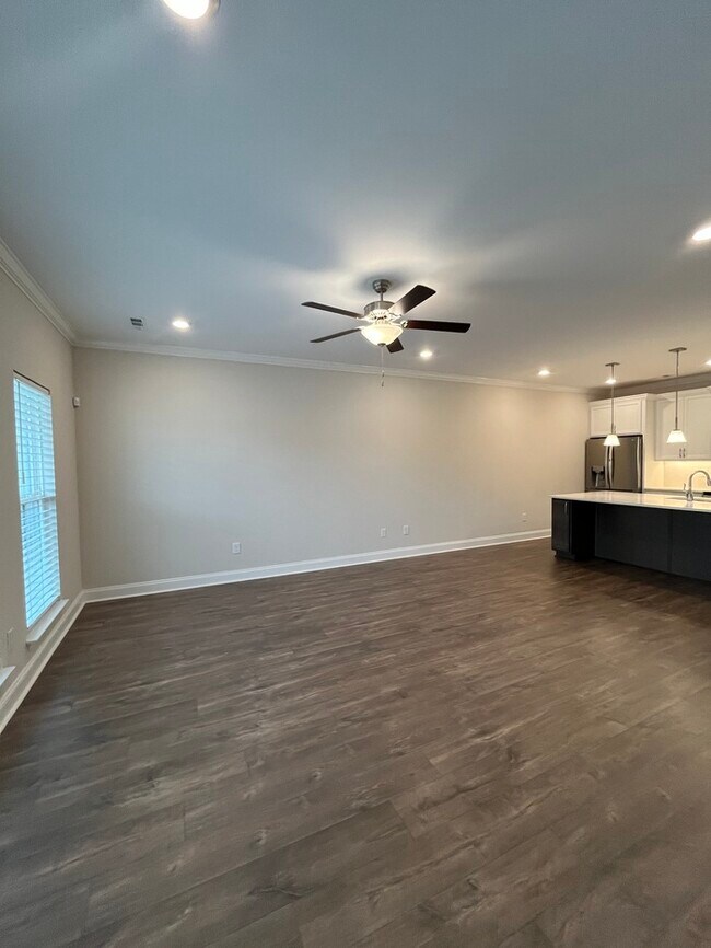 Building Photo - Beautiful 2-Bedroom Townhome with Modern C...