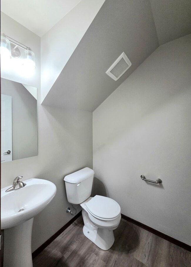 Building Photo - 3-Bed, 2.5-Bath Townhome w/ 2-Car Garage