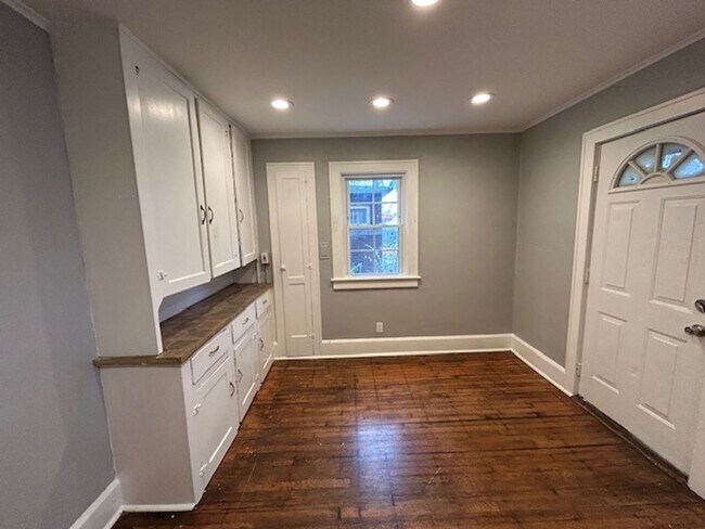 Building Photo - 3237-3237 Grove Ave