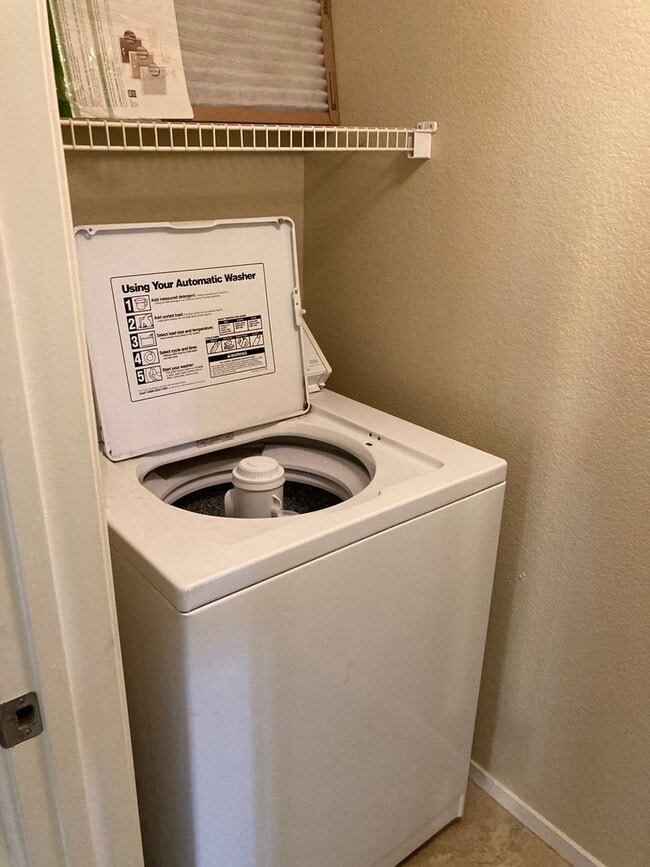 Building Photo - Gated community just minutes south of the strip, 2br/2bath, 2nd floor condo.