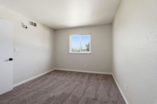 Building Photo - FULLY REMODELED MODERN SPACIOUS TOWNHOUSE!!!