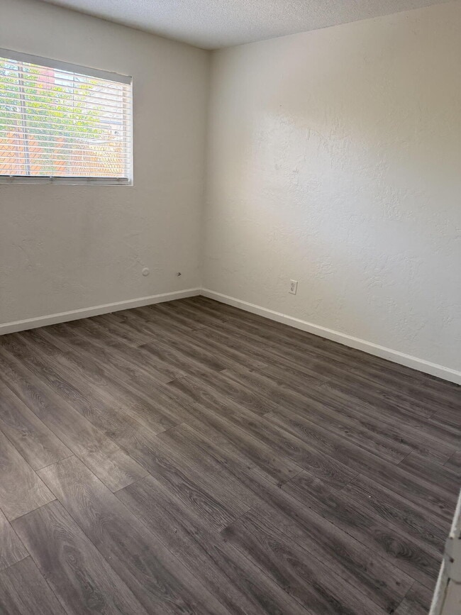 Building Photo - Charming 2 Bed / 1 Bath Four-Plex Unit Available Now!