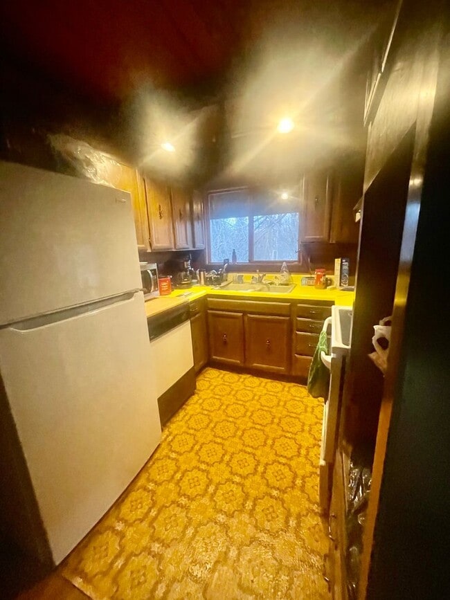 Building Photo - Serene Lakeside escape with direct lake ac...