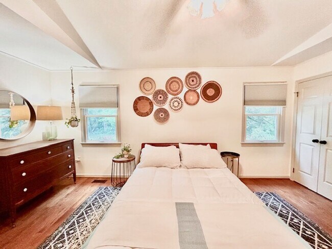 Building Photo - Beautifully renovated 4BR/3BA rambler with wraparound porch and garage