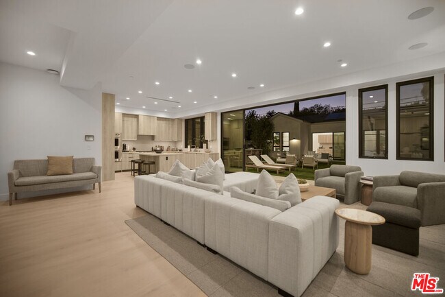 Building Photo - 4433 Kraft Ave