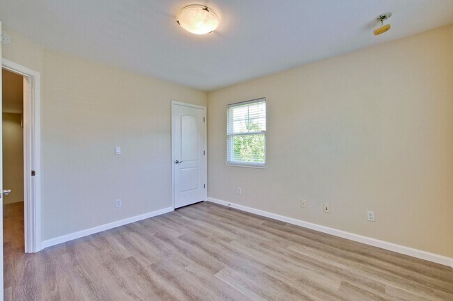 Building Photo - Awesome Home Located in a Quiet Tree Line Neighborhood