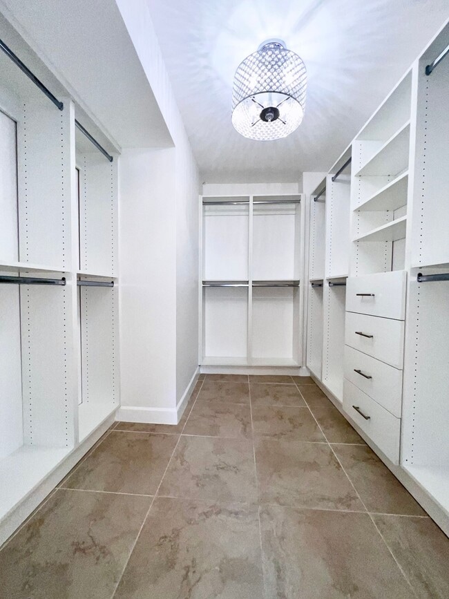 Building Photo - Large 1 Bedroom 1.5 Bath Condo - Steps from Fort Lauderdale Beach!