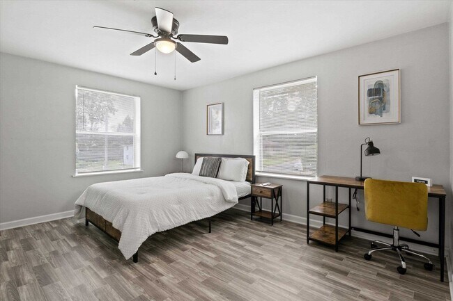 Building Photo - 2114 Main St