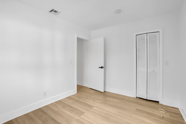 Building Photo - 905 Sunset Rd