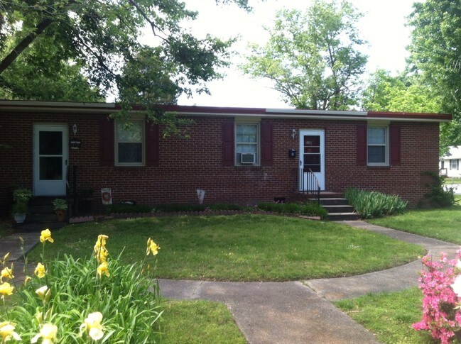 Primary Photo - 647-649 Bellwood Rd