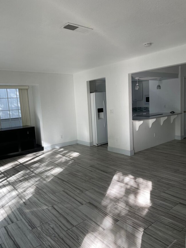Building Photo - Can you guess why this condo is so popular...
