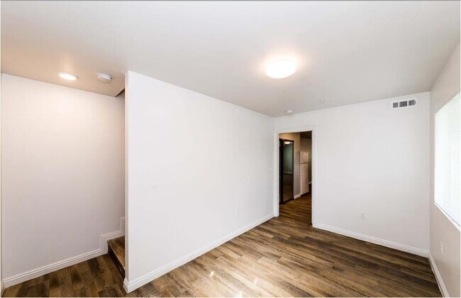 Building Photo - 211 W 43rd St